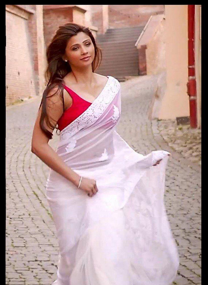 Daisy Shah Sizzles In Her Sexy Saree Designed By Manish